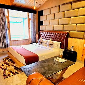 Hotel Old Manali With Balcony And Mountain Views, Near Manali Mall Road